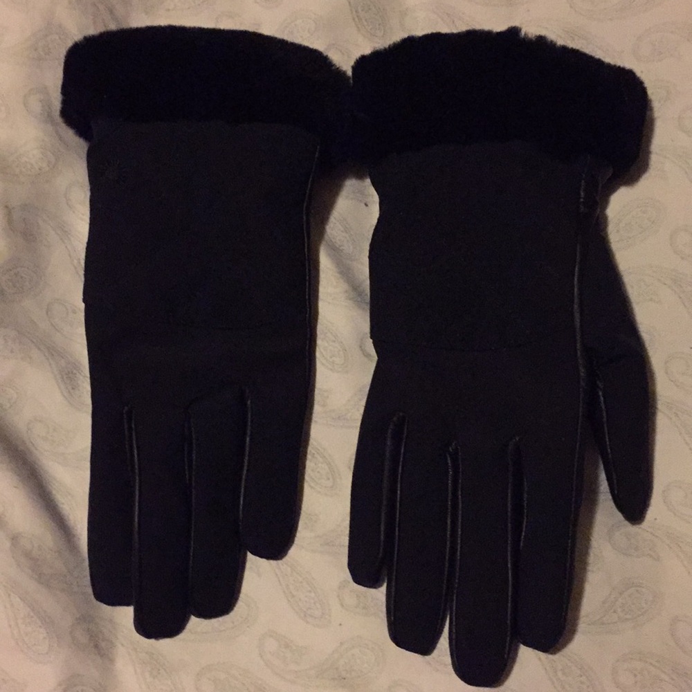 Ugg black gloves. Insulated, fur sound wrist